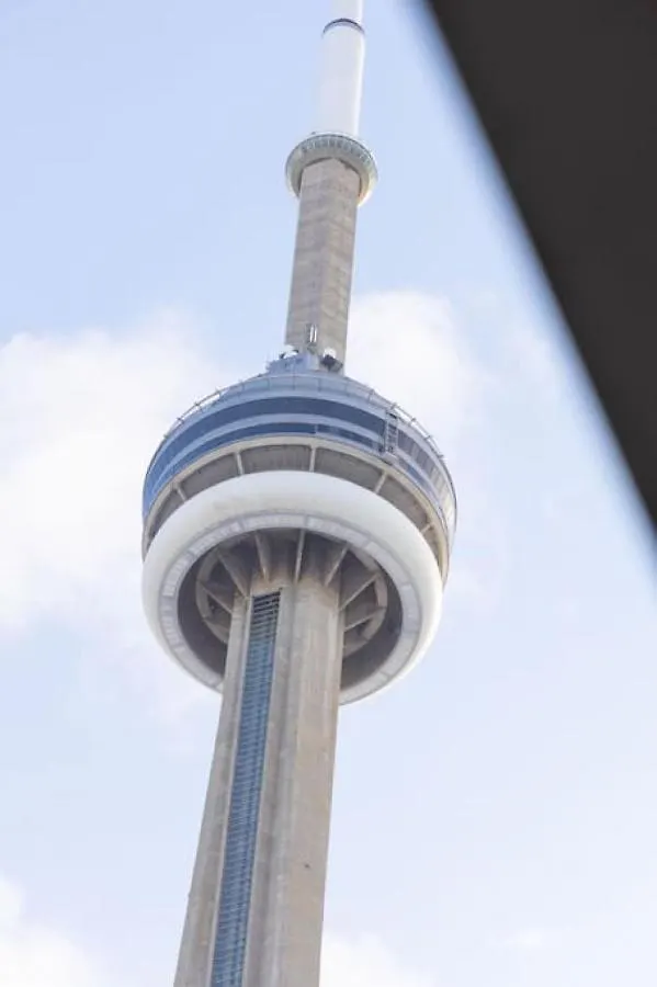 Lux 2Br 1Ba Steps To Cn Tower W Parking Included Villa Toronto Holiday home