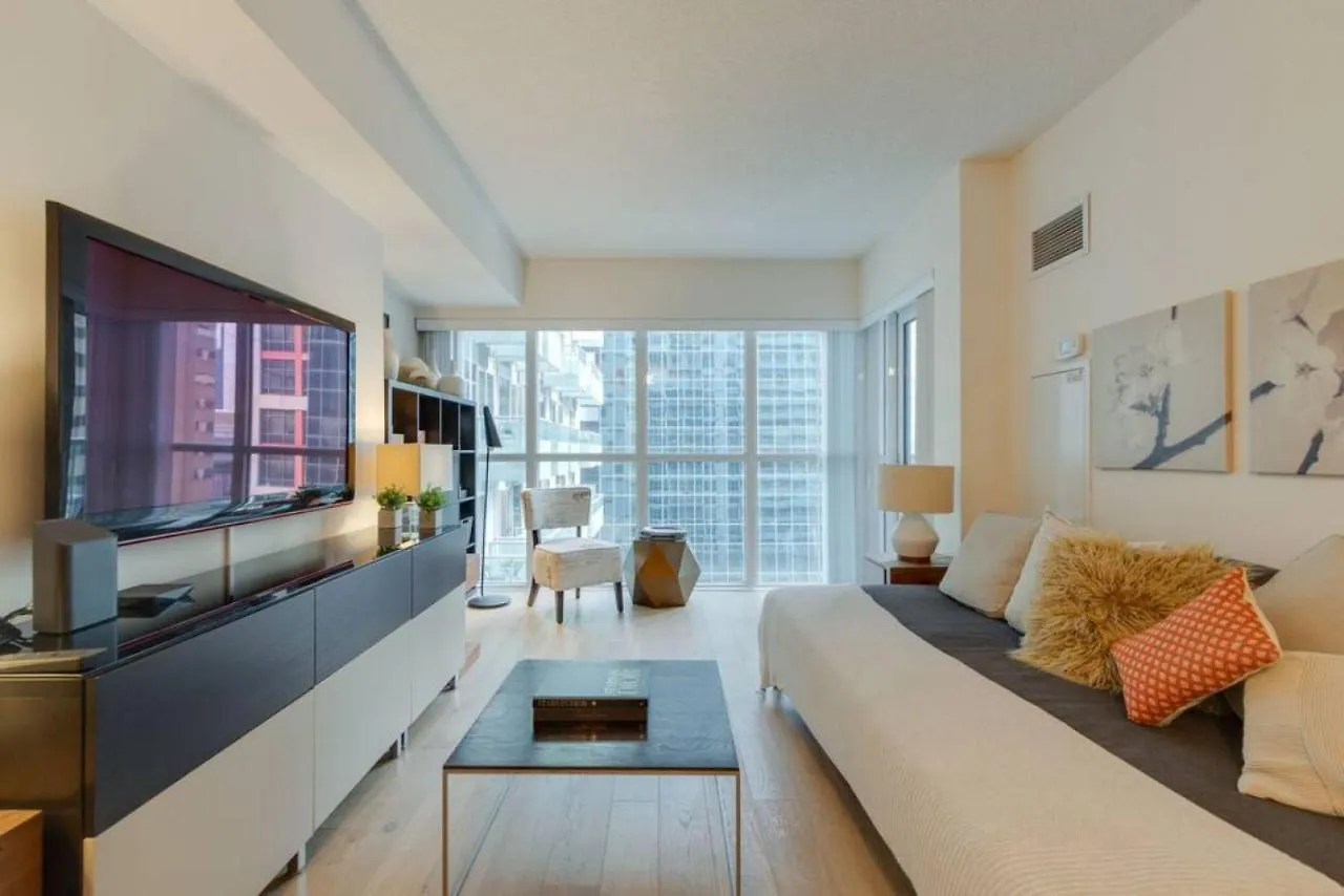Lux 2Br 1Ba Steps To Cn Tower W Parking Included Villa Toronto Holiday home