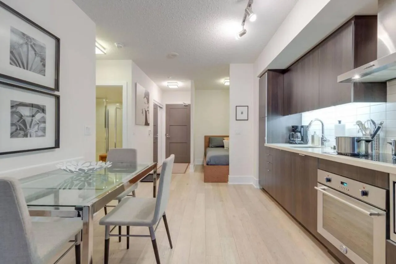 Lux 2Br 1Ba Steps To Cn Tower W Parking Included Villa Toronto Canada
