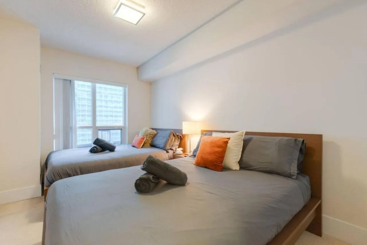 Lux 2Br 1Ba Steps To Cn Tower W Parking Included Villa Toronto Holiday home