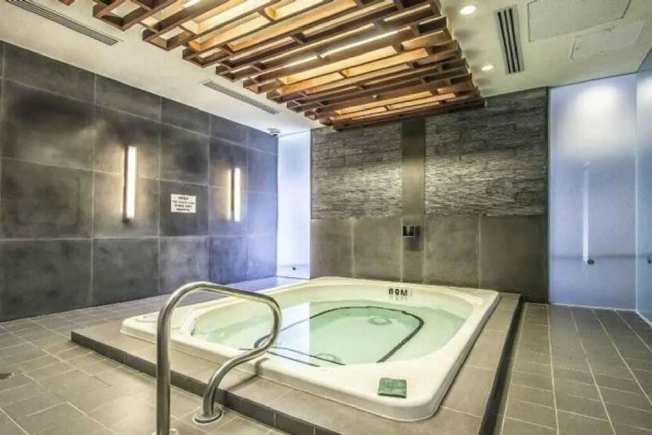 Lux 2Br 1Ba Steps To Cn Tower W Parking Included Villa Toronto